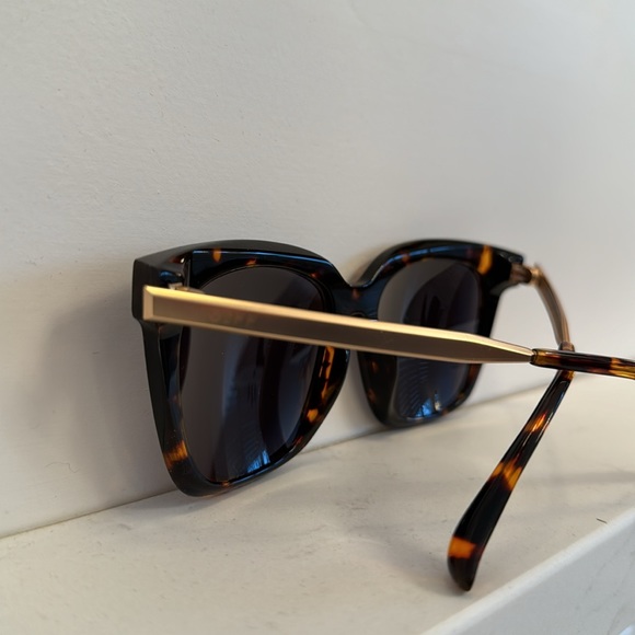 Gorgeous sunglasses! - Picture 3 of 4